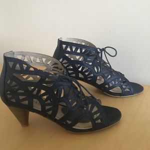 Main & Monroe low heel pump